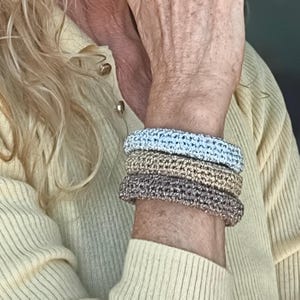 Handgemachte gehäkelte Armreif Armband Set - Gold Silber Bronze Metallic Garn - Stapelbar Statement Schmuck