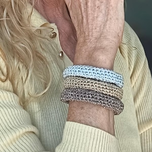 Set aus grob gehäkelten Armreifen – Gold, Silber, Bronze, Metallic-Garn – Stapelbarer Statement-Schmuck