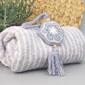 Sacchetto di lavanda fatto a mano all'uncinetto: profumatore per armadio in cotone con perline di legno (30 cm)