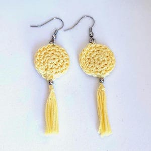 Boucles d&#39;oreilles jaunes au crochet : un cadeau élégant avec des bijoux bohèmes