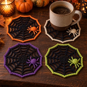 Puede incluir: Cuatro posavasos de ganchillo octogonales con un patrón de telaraña negra. Cada posavasos tiene un borde de color distinto: naranja, crema, morado y verde lima. Una pequeña araña de ganchillo a juego está unida a cada telaraña.