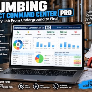 Op de afbeelding: Een laptop toont het dashboard van de Plumbing Project Command Center Pro software met grafieken en projectgegevens. Naast de laptop liggen een witte veiligheidshelm, een rode pijptang, een geel meetlint en een zwarte pen op bouwtekeningen.