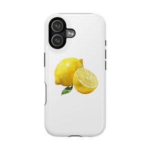 Könnte beinhalten: Eine weiße Smartphone-Hülle mit einer Aquarellillustration einer ganzen gelben Zitrone und einer Zitronenhälfte mit einem kleinen grünen Blatt. Die Hülle hat oben links ein schwarzes Kameramodul mit zwei kreisförmigen Objektivöffnungen.