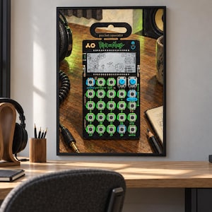 Pu&ograve; includere: Un sintetizzatore tascabile edizione Rick e Morty nero dotato di uno schermo LCD monocromatico con grafiche di personaggi, una griglia di sedici pulsanti circolari con accenti verdi, due manopole blu e etichette con testo stampato.