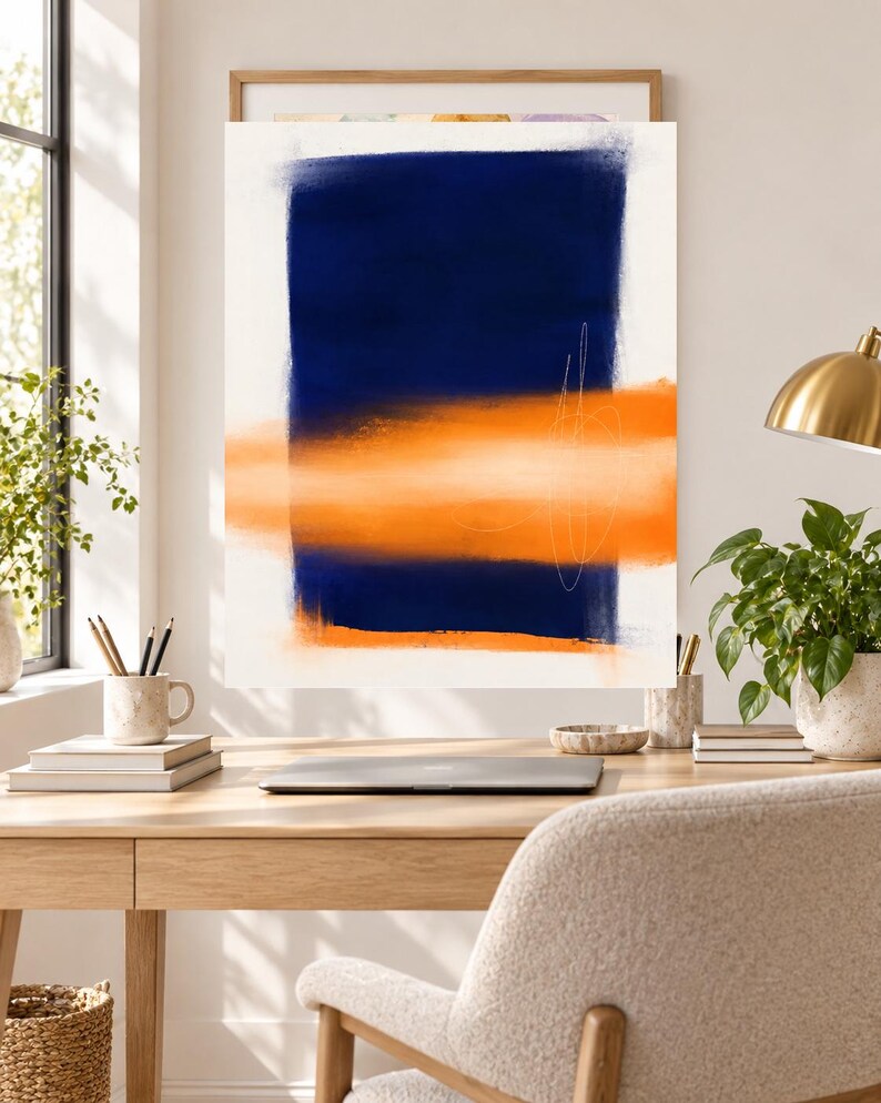 K&ouml;nnte beinhalten: Ein rechteckiger Wandkunstdruck mit einem gro&szlig;en, vertikalen marineblauen Block, der auf einem wei&szlig;en Hintergrund zentriert ist und horizontal von einem leuchtend orangefarbenen Band mit weichen, unscharfen Kanten und d&uuml;nnen, wei&szlig;en, handgezeichneten Linien durchschnitten wird.
