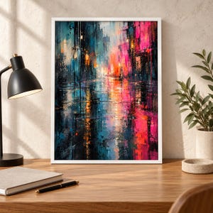 Puede incluir: Una impresi&oacute;n de arte mural rectangular enmarcada que presenta una escena callejera urbana abstracta con pinceladas verticales vibrantes en tonos azul profundo, rosa brillante y naranja c&aacute;lido, creando un efecto reflectante que imita la luz sobre una superficie mojada.