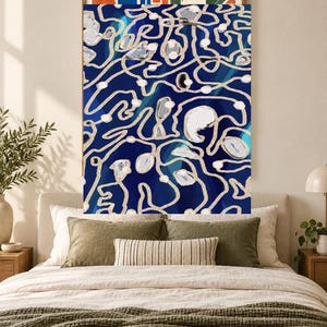 Puede incluir: Una impresi&oacute;n de arte mural rectangular con un fondo azul profundo y un patr&oacute;n intrincado de l&iacute;neas beige interconectadas, puntos circulares blancos y formas blancas abstractas. El dise&ntilde;o incluye sutiles degradados de color azul claro y turquesa.