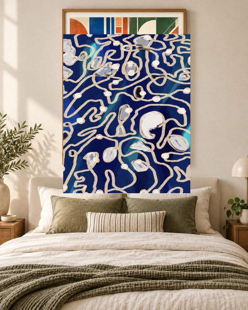 Puede incluir: Una impresi&oacute;n de arte mural rectangular con un fondo azul profundo y un patr&oacute;n intrincado de l&iacute;neas beige interconectadas, puntos circulares blancos y formas blancas abstractas. El dise&ntilde;o incluye sutiles degradados de color azul claro y turquesa.