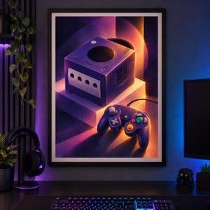 Op de afbeelding: Een ingelijste wandkunstprint met een paarse videogameconsole en een bijpassende controller. De console staat op een verhoogd platform, verlicht door warm oranje en koel paars licht. De compositie benadrukt de iconische kubusvorm, de ronde schijfklep en de ergonomische indeling van de knoppen en analoge sticks van de controller in een gestileerde, artistieke weergave.