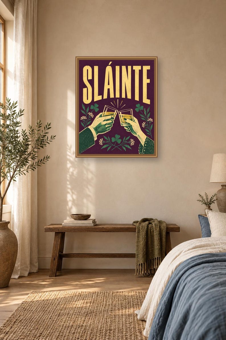 Pu&ograve; includere: Una stampa artistica da parete rettangolare con sfondo viola scuro e la parola SL&Aacute;INTE in grandi lettere gialle nella parte superiore. L'illustrazione raffigura due mani che brindano con bicchieri pieni di liquido dorato, circondate da trifogli verdi.