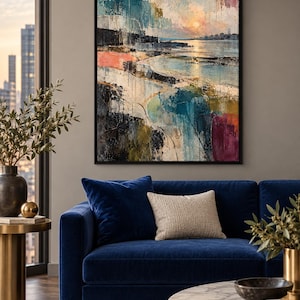Peut inclure: Une &oelig;uvre d'art murale rectangulaire encadr&eacute;e repr&eacute;sentant un paysage c&ocirc;tier abstrait avec un coucher de soleil. L'&oelig;uvre pr&eacute;sente une palette de bleus profonds, de sarcelle, de roses doux et de tons charbon avec des coups de pinceau visibles.