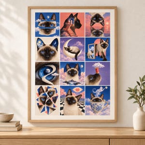 Op de afbeelding: Een ingelijste wandkunstprint met een raster van twaalf surrealistische illustraties van Siamezen met blauwe ogen. Het kunstwerk toont diverse sc&egrave;nes, waaronder katten met manen, wolken, trappen, spiegels, theekopjes en geometrische patronen.
