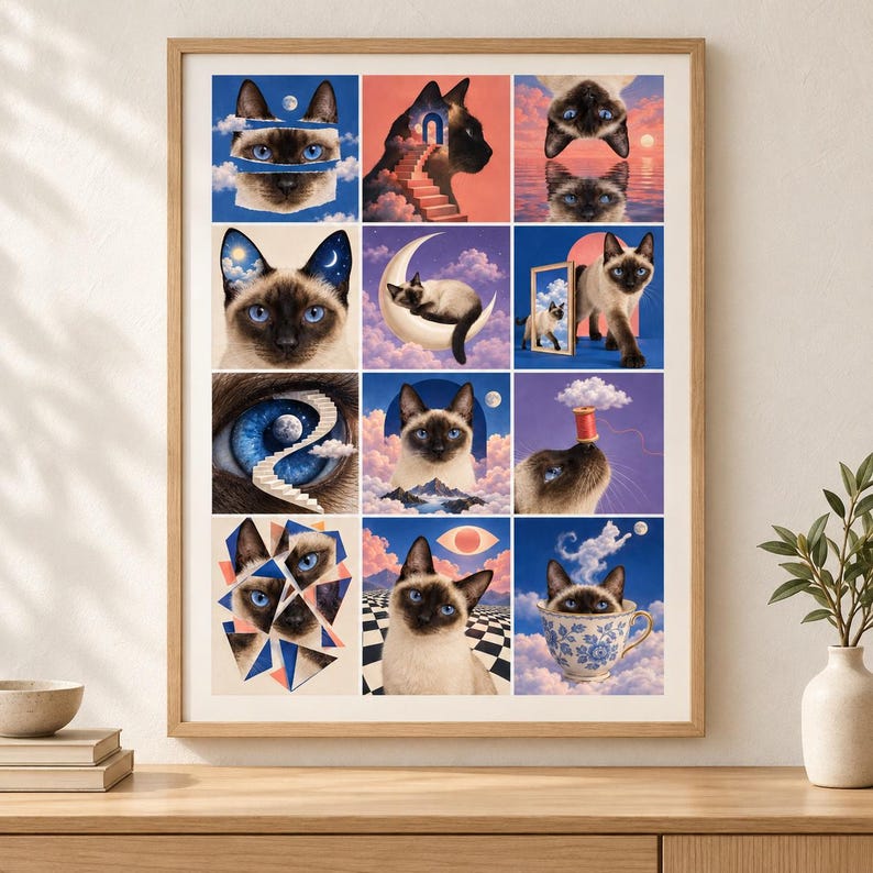 Op de afbeelding: Een ingelijste wandkunstprint met een raster van twaalf surrealistische illustraties van Siamezen met blauwe ogen. Het kunstwerk toont diverse sc&egrave;nes, waaronder katten met manen, wolken, trappen, spiegels, theekopjes en geometrische patronen.