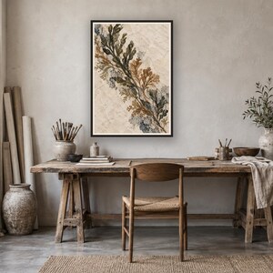 Peut inclure: Une impression d'art mural verticale encadr&eacute;e pr&eacute;sentant une composition diagonale d'&eacute;l&eacute;ments botaniques d'algues dans des tons vert fonc&eacute;, orange rouille et bleu sourd sur un fond beige clair textur&eacute; avec un motif hachur&eacute; subtil.