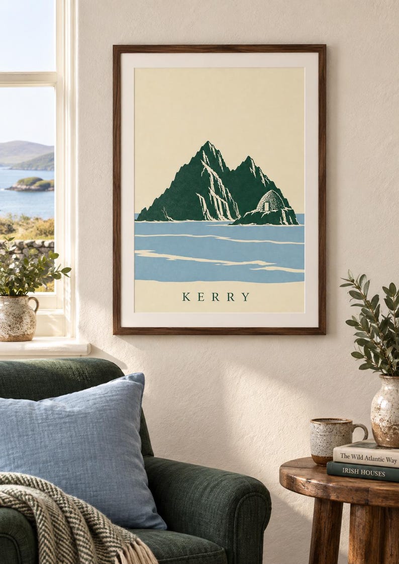 Pu&ograve; includere: Una stampa artistica incorniciata che presenta un'illustrazione stilizzata delle isole Skellig nel Kerry, in Irlanda. L'immagine mostra montagne frastagliate verde scuro e una capanna di pietra su uno sfondo color crema, con acqua blu e il testo KERRY.