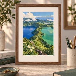 Puede incluir: Una impresi&oacute;n de paisaje enmarcada que muestra una vista elevada de dos lagos de cr&aacute;ter volc&aacute;nico adyacentes, uno azul profundo y otro turquesa, separados por una cresta verde. Flores de hortensia blancas florecen en primer plano.