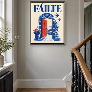 Puede incluir: Una l&aacute;mina enmarcada con la palabra F&Aacute;ILTE en letras azules sobre un arco de piedra con una puerta roja brillante. La ilustraci&oacute;n incluye enredaderas azules, una maceta con flores rojas y dos p&aacute;jaros volando sobre un fondo de color crema.