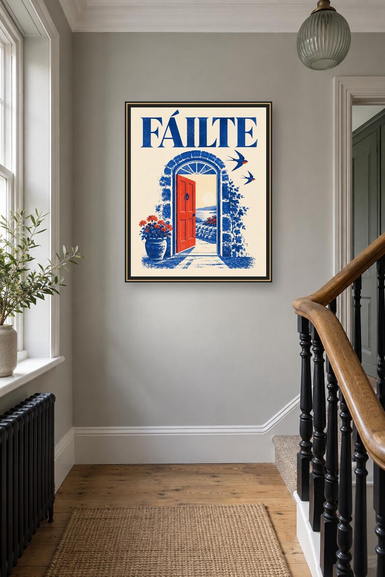 Puede incluir: Una l&aacute;mina enmarcada con la palabra F&Aacute;ILTE en letras azules sobre un arco de piedra con una puerta roja brillante. La ilustraci&oacute;n incluye enredaderas azules, una maceta con flores rojas y dos p&aacute;jaros volando sobre un fondo de color crema.