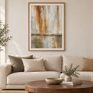 Pu&ograve; includere: Un'opera d'arte da parete rettangolare incorniciata raffigurante un dipinto paesaggistico astratto con strisce verticali nei toni dell'arancione bruciato, blu tenue e grigio spento, che mostra una linea dell'orizzonte su una superficie riflettente.