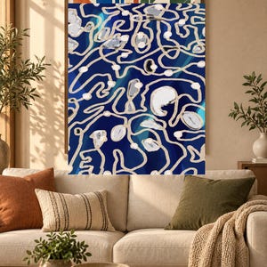 Puede incluir: Una impresi&oacute;n de arte mural rectangular que presenta un patr&oacute;n abstracto de l&iacute;neas beige interconectadas y formas circulares blancas sobre un fondo azul marino profundo con sutiles degradados en azul claro y turquesa.