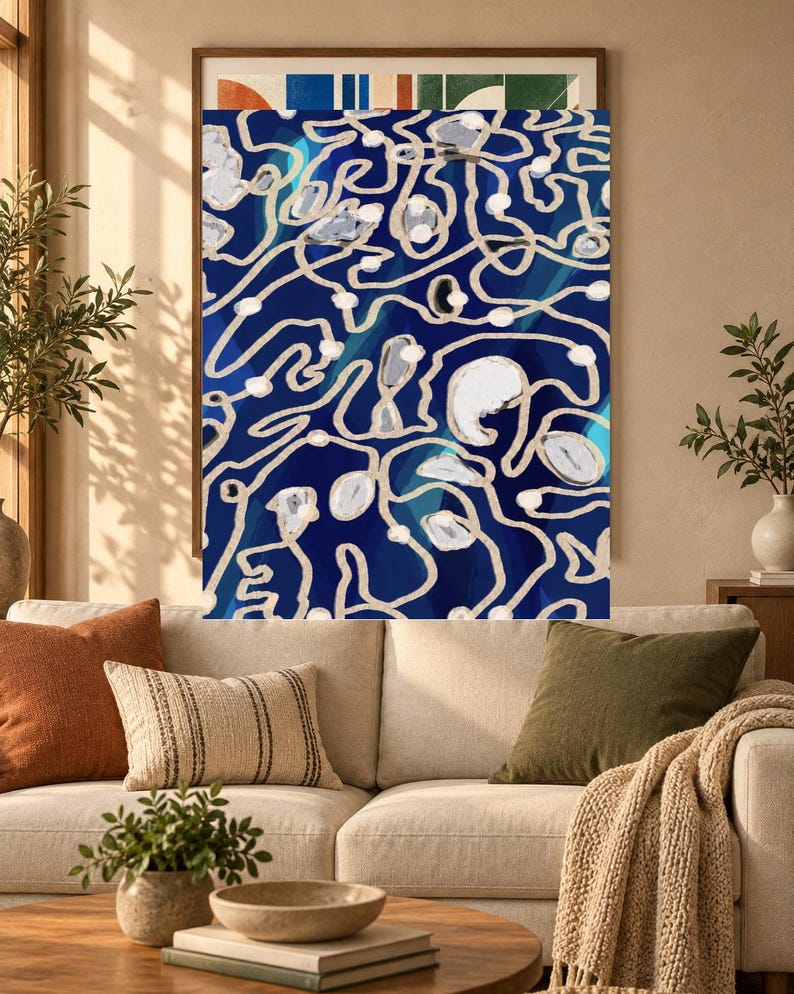 Puede incluir: Una impresi&oacute;n de arte mural rectangular que presenta un patr&oacute;n abstracto de l&iacute;neas beige interconectadas y formas circulares blancas sobre un fondo azul marino profundo con sutiles degradados en azul claro y turquesa.