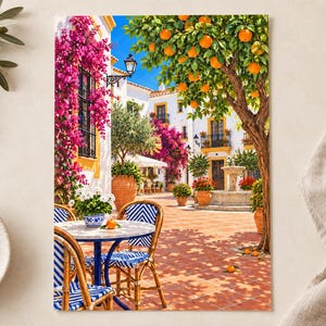 Puede incluir: Un estampado vibrante que muestra un patio mediterr&aacute;neo soleado con suelo de terracota, una fuente de piedra y un naranjo cargado de frutos. Buganvillas de color rosa intenso trepan por paredes blancas junto a sillas de bistr&oacute; azules y blancas.