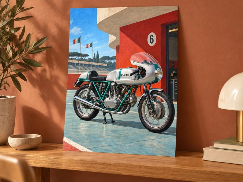 Puede incluir: Una motocicleta Ducati vintage de color plata y verde estacionada en una pista azul frente a un edificio rojo con el n&uacute;mero 6 en la pared. La motocicleta cuenta con un carenado redondeado, ruedas de radios y un tubo de escape cromado.