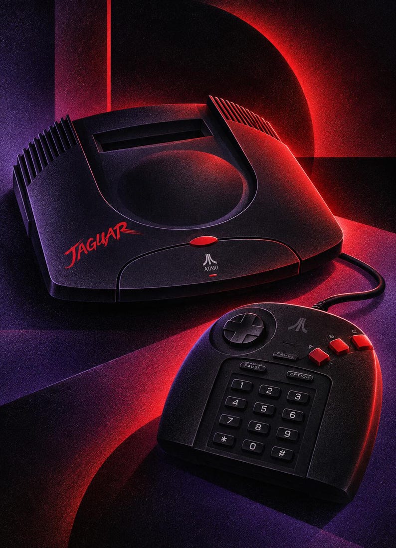 K&ouml;nnte beinhalten: Eine schwarze Atari Jaguar Videospielkonsole mit passendem Controller. Die Konsole zeigt den Schriftzug JAGUAR in roter Farbe, ein Atari-Logo und eine kreisf&ouml;rmige Vertiefung auf der Oberseite. Der Controller besitzt ein Steuerkreuz, ein Tastenfeld und rote Tasten.