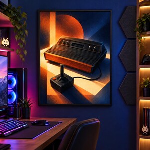 K&ouml;nnte beinhalten: Ein gerahmter Wandkunstdruck, der eine Vintage-Spielkonsole mit Holzmaserung an den Seiten und einen schwarzen Joystick-Controller mit orangefarbenem Knopf vor einem geometrischen Hintergrund aus blauem und orangefarbenem Licht zeigt.