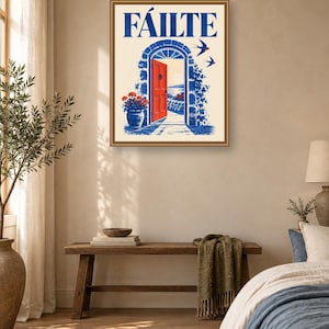 Puede incluir: Una l&aacute;mina art&iacute;stica enmarcada con la palabra F&Aacute;ILTE en letras may&uacute;sculas azules sobre un arco de piedra con una puerta roja brillante. La ilustraci&oacute;n incluye enredaderas azules, una maceta con flores rojas y dos p&aacute;jaros volando sobre fondo crema.
