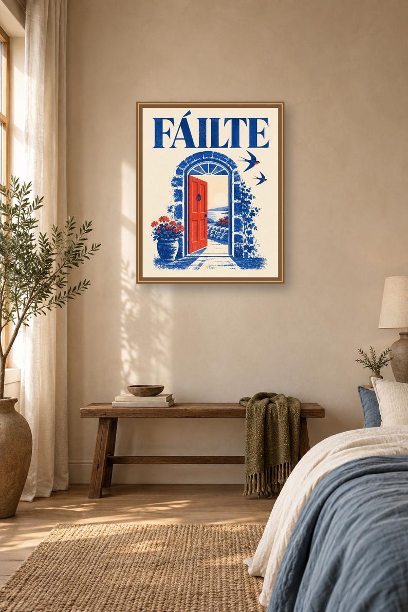 Puede incluir: Una l&aacute;mina art&iacute;stica enmarcada con la palabra F&Aacute;ILTE en letras may&uacute;sculas azules sobre un arco de piedra con una puerta roja brillante. La ilustraci&oacute;n incluye enredaderas azules, una maceta con flores rojas y dos p&aacute;jaros volando sobre fondo crema.