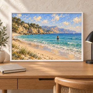 Puede incluir: Un cuadro de paisaje enmarcado que representa una escena costera soleada con una playa de arena, agua de mar turquesa y acantilados rocosos cubiertos de &aacute;rboles. Una persona est&aacute; en el agua y un velero es visible bajo un cielo azul.