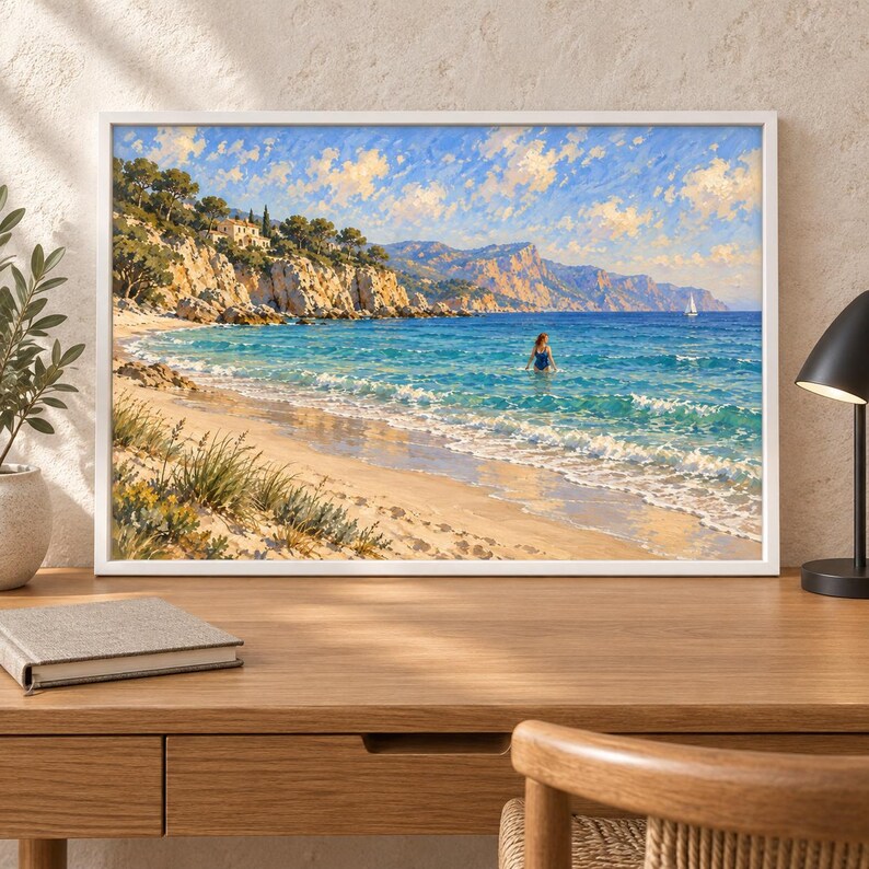 Puede incluir: Un cuadro de paisaje enmarcado que representa una escena costera soleada con una playa de arena, agua de mar turquesa y acantilados rocosos cubiertos de &aacute;rboles. Una persona est&aacute; en el agua y un velero es visible bajo un cielo azul.