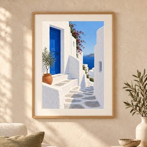 Puede incluir: Una l&aacute;mina de arte enmarcada que representa una escena mediterr&aacute;nea con edificios de piedra blanca, una puerta azul brillante y una maceta de terracota con un olivo. Flores de buganvilla rosa cuelgan sobre los muros blancos, vista al mar.