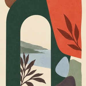 Pu&ograve; includere: Una stampa d'arte da parete con un arco verde scuro che incornicia un paesaggio costiero con mare blu e colline. La composizione include una grande forma arancione con sagome di foglie scure, un cerchio marrone e forme di ciottoli azzurri e verdi.