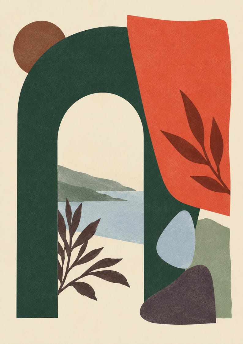 Pu&ograve; includere: Una stampa d'arte da parete con un arco verde scuro che incornicia un paesaggio costiero con mare blu e colline. La composizione include una grande forma arancione con sagome di foglie scure, un cerchio marrone e forme di ciottoli azzurri e verdi.