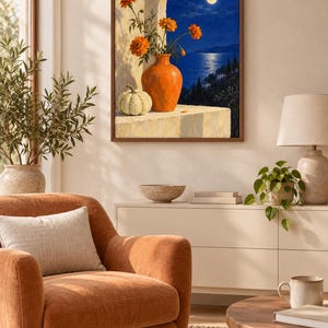 Puede incluir: Una impresi&oacute;n de arte mural enmarcada que representa un bodeg&oacute;n con un jarr&oacute;n de cer&aacute;mica naranja lleno de flores de cal&eacute;ndula naranjas y una calabaza blanca sobre una repisa, ante un paisaje nocturno con luna llena sobre un mar azul oscuro.