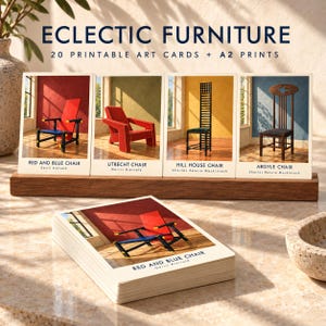 Pu&ograve; includere: Un set di 20 cartoline artistiche stampabili intitolate ECLECTIC FURNITURE 20 PRINTABLE ART CARDS + A2 PRINTS. Le carte mostrano immagini di sedie, tra cui la Red and Blue Chair, Utrecht Chair, Hill House Chair e Argyle Chair su un supporto in legno.