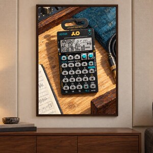 Puede incluir: Un sintetizador de bolsillo negro Teenage Engineering PO-35 speak que presenta una pantalla LCD monocrom&aacute;tica con el texto "Form" y personajes de dibujos animados, una cuadr&iacute;cula de botones plateados, dos perillas color cerceta y un colgador de pl&aacute;stico.