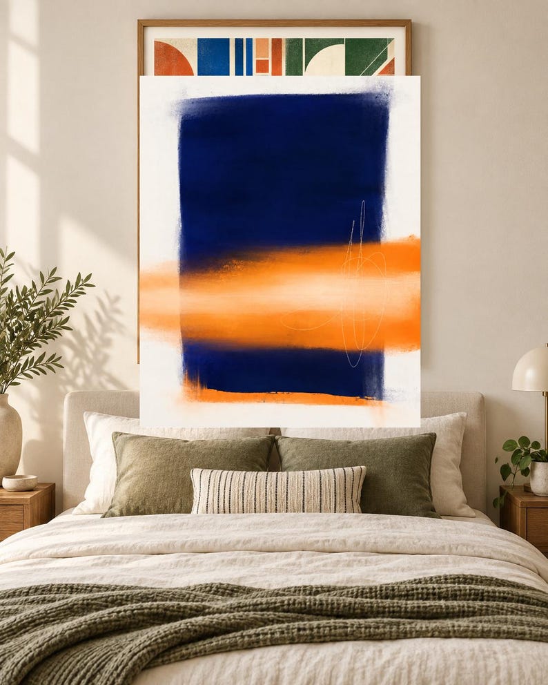 K&ouml;nnte beinhalten: Ein rechteckiger Wandkunstdruck mit einem gro&szlig;en, vertikalen, tiefblauen Block auf wei&szlig;em Hintergrund. Ein horizontaler, leuchtend orangefarbener Pinselstrich &uuml;berlagert den blauen Bereich, akzentuiert durch feine, wei&szlig;e, handgezeichnete Linien.