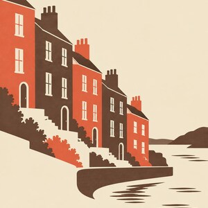 Op de afbeelding: Een grafische kunstdruk met een rij rijtjeshuizen in afwisselende tinten oranje en donkerbruin, gelegen langs een waterkant. De huizen hebben schoorstenen en boogvormige deuren. Het woord CORK staat onderaan in het midden in donkere letters.