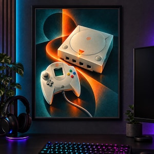 Puede incluir: Una impresi&oacute;n art&iacute;stica enmarcada que muestra una consola de juegos Sega Dreamcast blanca y un mando con cable a juego. La obra presenta un fondo oscuro con rayas de luz naranja y azul turquesa, resaltando el logotipo y los botones de la consola.