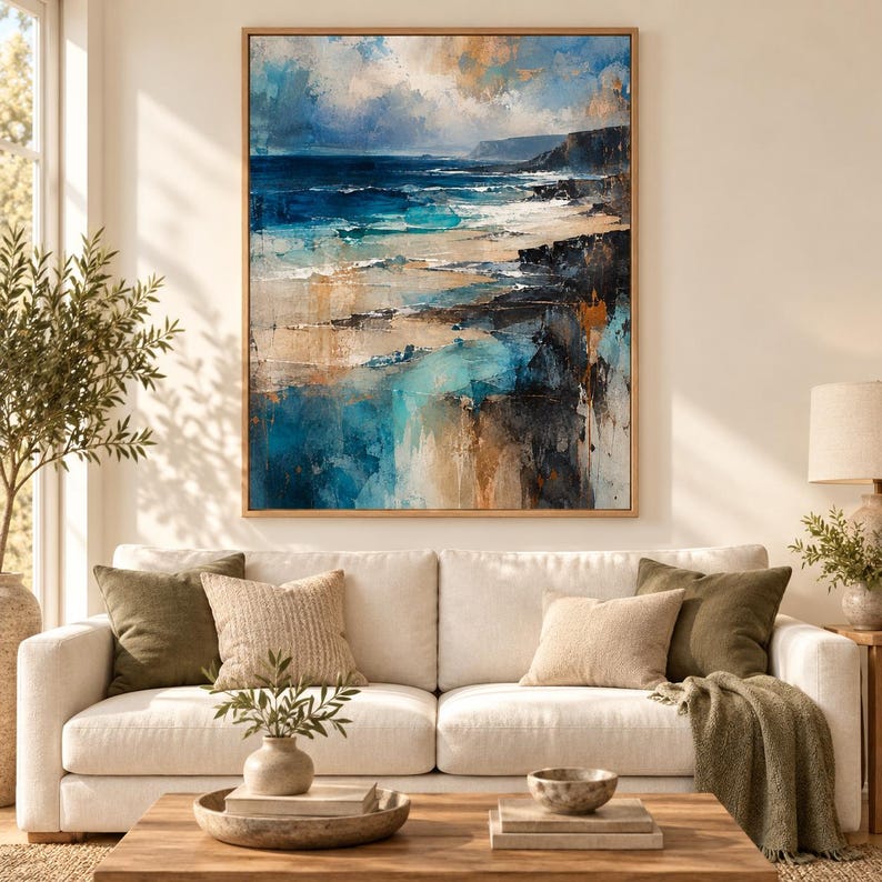 K&ouml;nnte beinhalten: Ein gro&szlig;es rechteckiges Wandbild mit einer abstrakten K&uuml;stenlandschaft in tiefblauen, t&uuml;rkisfarbenen und sandbeigen T&ouml;nen. Das Kunstwerk zeigt brechende Meereswellen vor dunklen Felsklippen unter einem bew&ouml;lkten, strukturierten Himmel.