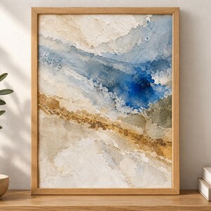 Puede incluir: Una impresi&oacute;n de arte mural abstracto enmarcada con capas texturizadas de crema, beige y bronceado, contrastadas por un audaz lavado de acuarela azul profundo que fluye diagonalmente a trav&eacute;s de la composici&oacute;n, en un marco de madera clara.
