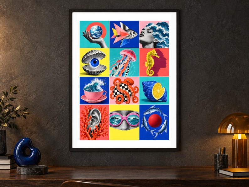Op de afbeelding: Een ingelijste wandkunstprint met een raster van twaalf panelen met surrealistische collage-afbeeldingen. De panelen tonen diverse onderwerpen, waaronder een hand met een wereldbol, een vis, een gezicht met golvend haar, een blauw oog in een schelp, een kwal, een zeepaardje, een theekopje met oceaangolven, een octopus, een citroenschijfje in een schelp, een oor in koraal, een bril met reflecterende eilanden en haaien rond een rode bol.