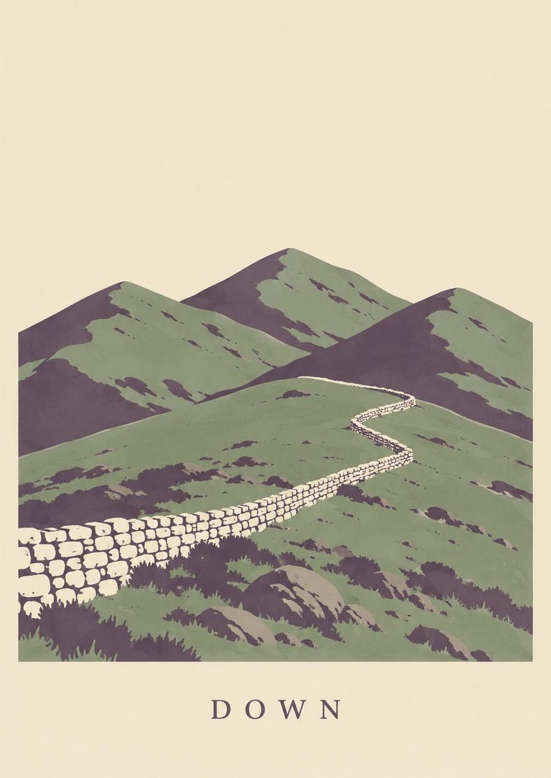 Pu&ograve; includere: Una stampa d'arte grafica che raffigura colline verdi ondulate e cime montuose viola scuro sotto un cielo color crema. Un muro di pietra si snoda attraverso il paesaggio verso le montagne. La parola DOWN &egrave; stampata in lettere scure in basso.