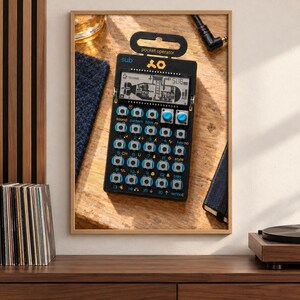 Op de afbeelding: Een zwarte pocket operator synthesizer met een digitaal LCD-scherm met een onderzeebootafbeelding, twee blauwe knoppen en een raster van genummerde knoppen met blauwe labels. Het apparaat bevat de tekst sub en het Teenage Engineering logo.
