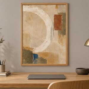 Puede incluir: Una pieza de arte mural rectangular en un marco de madera clara que presenta una composici&oacute;n abstracta con una gran pincelada circular blanca, un rect&aacute;ngulo de color terracota s&oacute;lido y parches de tonos verde, azul y beige sobre un fondo texturizado.