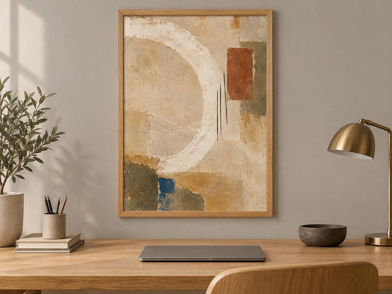 Puede incluir: Una pieza de arte mural rectangular en un marco de madera clara que presenta una composici&oacute;n abstracta con una gran pincelada circular blanca, un rect&aacute;ngulo de color terracota s&oacute;lido y parches de tonos verde, azul y beige sobre un fondo texturizado.