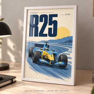 Puede incluir: Un p&oacute;ster enmarcado que muestra un coche de carreras Renault R25 de F&oacute;rmula 1 de 2005 en azul y amarillo. La ilustraci&oacute;n presenta el texto RENAULT R25 2005 sobre el coche, que circula por una pista con un sol amarillo y monta&ntilde;as azules de fondo.